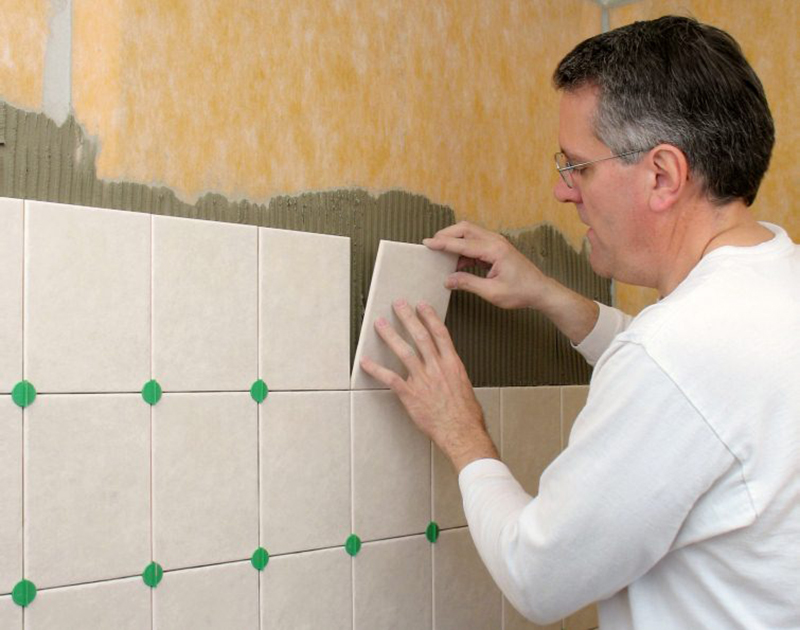 Как правильно проклеить кафель