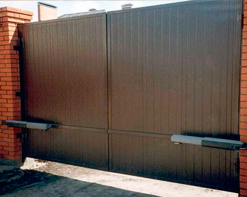 Практичные распашные ворота из сендвич панелей