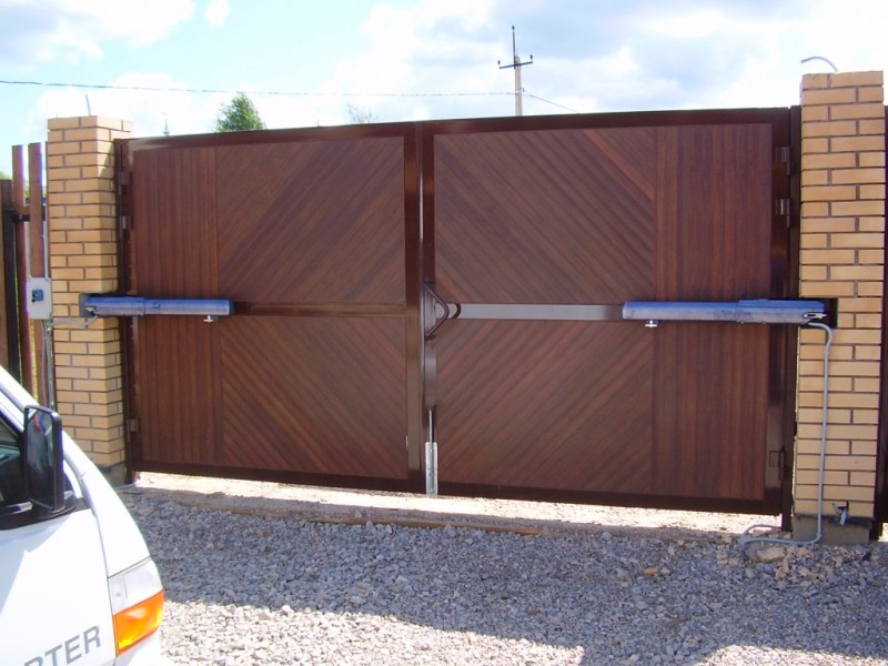 Автоматические распашные ворота из сендвич панелей