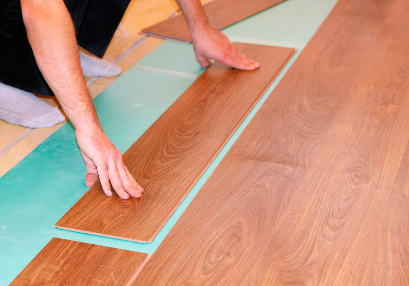 Укладка пленки под ламинат