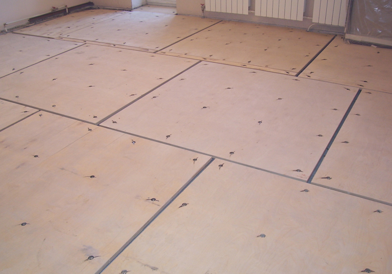 Использование фанеры для выравнивания пола