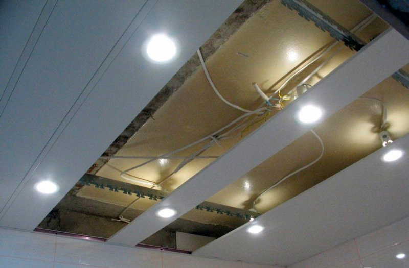 Осветительные приборы необходимо смонтировать до установки реек. Высота пазухи должна быть на 1.5-2 см больше высоты арматуры светильников