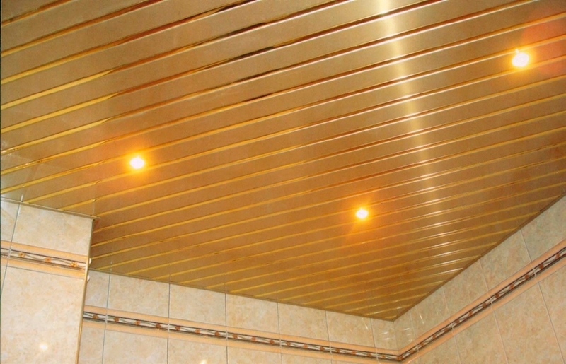 Рейки, уложенные по диагонали придают потолку оригинальность