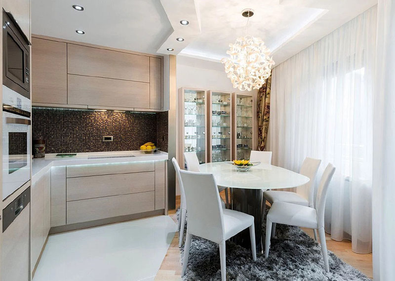 Эксклюзивный асимметричный потолок на кухне