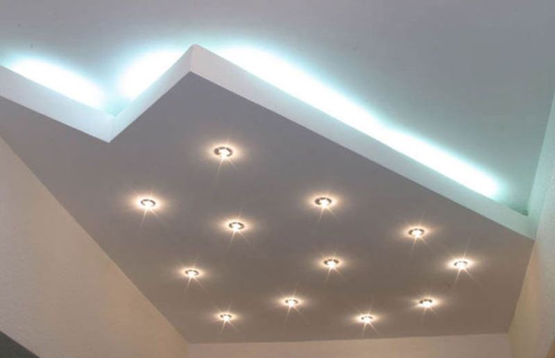 Многоуровневый потолок из гипсокартона с точечными светильниками