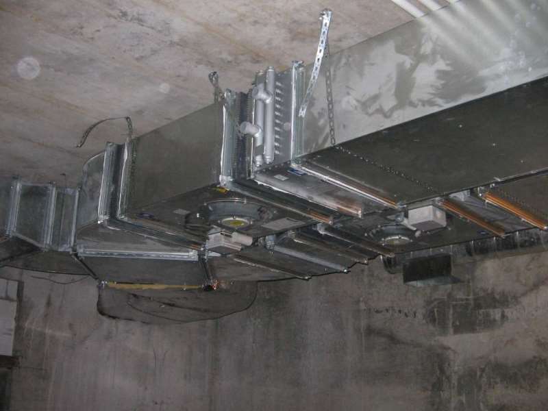 Воздухопровод, выполненный из оцинкованной жести. 