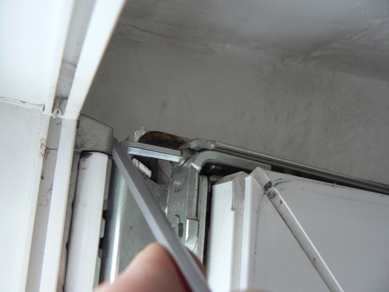 Регулировка верхней петли производится с помощью шестигранника или ключа-звездочки.