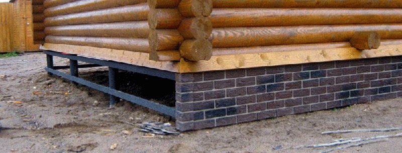 Клинкерная плитка позволяет великолепно имитировать самый настоящий кирпич, хотя она более лёгкая и тонкая