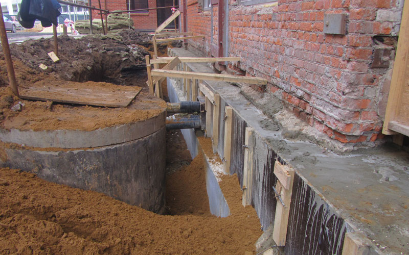 Заливают фундамент бетоном 