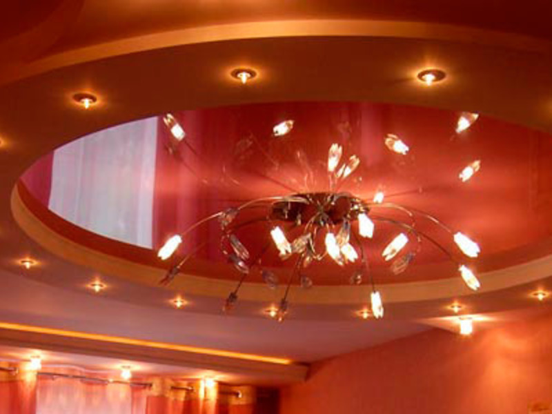  Глянцевый натяжной потолок визуально удвоит количество света.