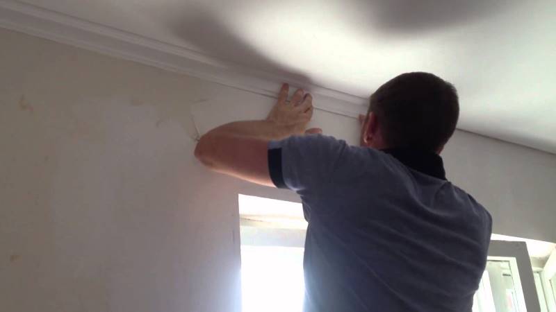 Поклейка потолочного плинтуса над окном