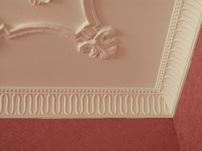 Стильный потолочный плинтус в интерьере