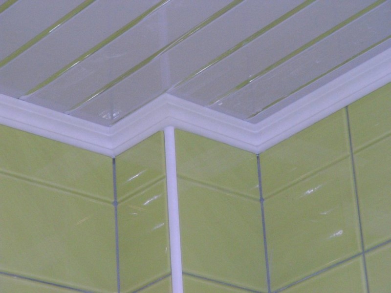 Завершенная поклейка плинтуса на потолок в углу