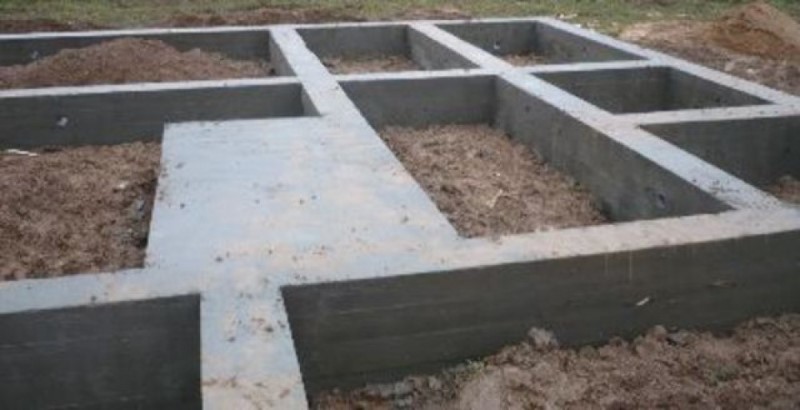 Вид ленточного фундамента после заливки.