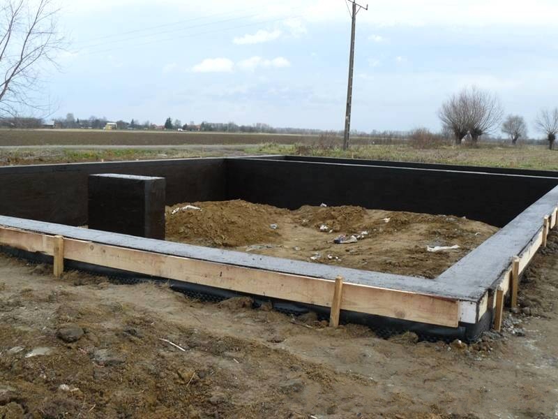 Гидроизоляция: защитит фундамент от сырости