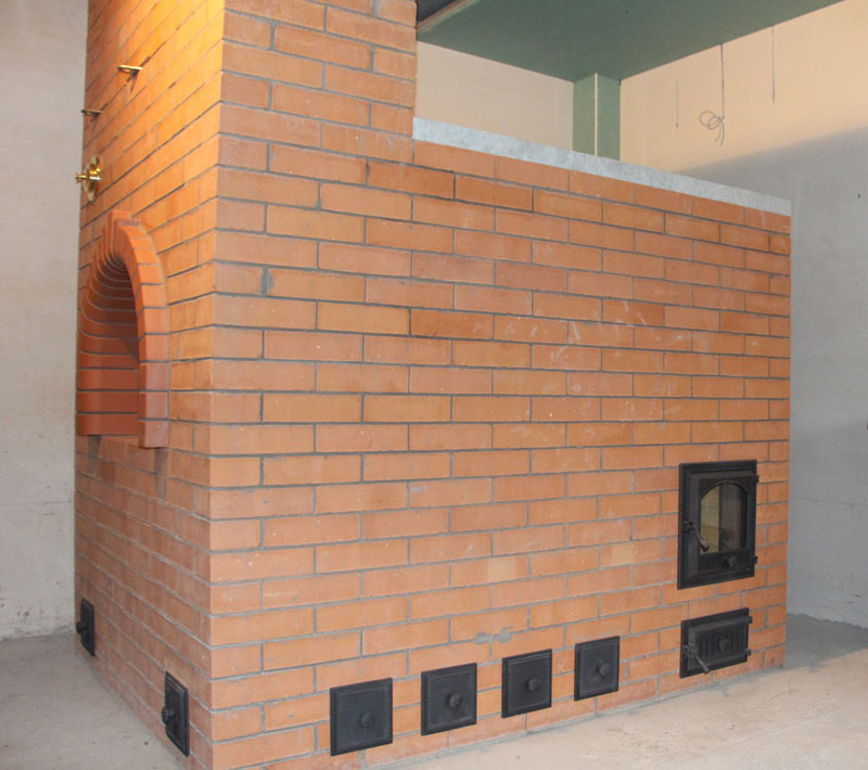 Печь Подгородникова похожа на традиционную русскую, даже лежанка имеется.