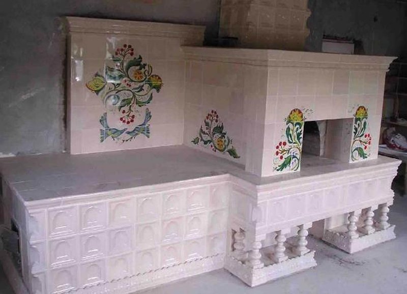 Красивая облицовка печи керамической плиткой с народными рисунками