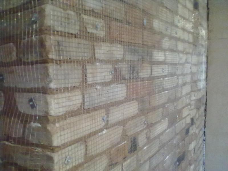 Установка сетки рабицы перед нанесением клея