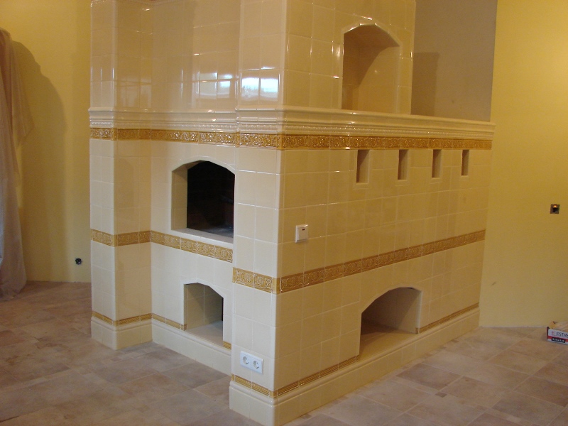 Законченная облицовка печи керамической плиткой