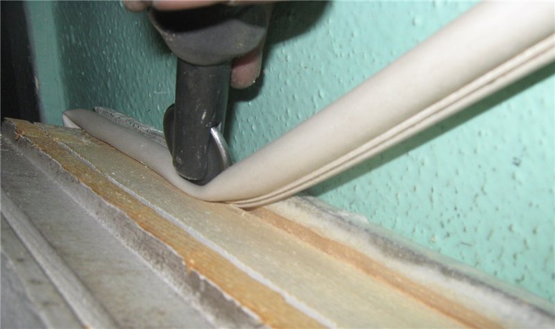 Укладка и фиксация трубчатого уплотнителя