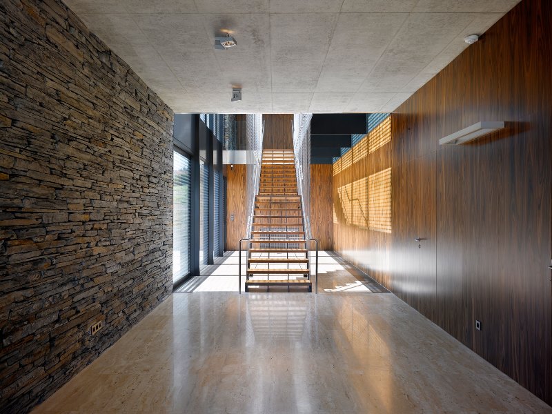 Ламинат в коридоре частного дома смотрится изысканно и богато