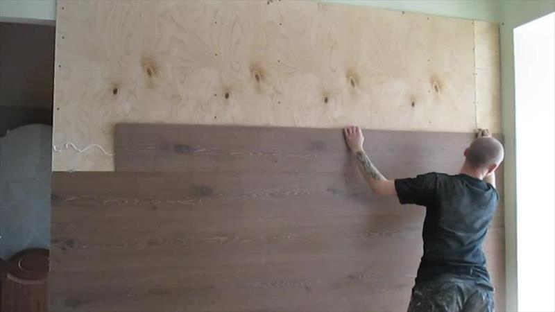 Прикручивание ламината к идеально ровной стенке возможно лишь при частичной отделке стен планками