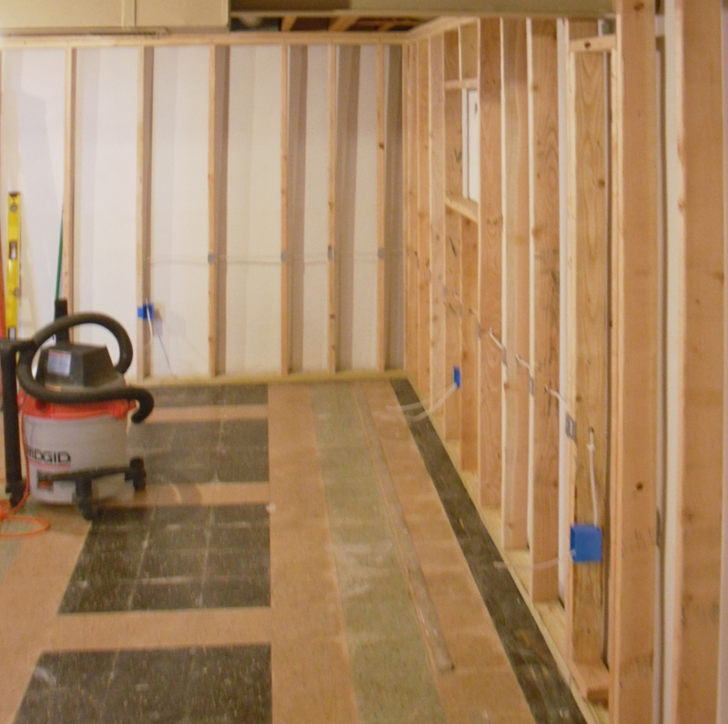 Подготовка правильной обрешетки из бруса максимально упростит последующий монтаж ламината