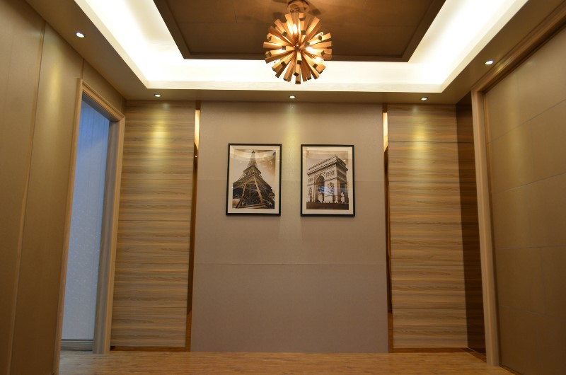 Обрамление ламината блестящими планками хорошо подчеркнет современный дизайн коридора