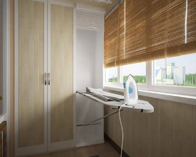 Встроенный шкаф, с распашными дверцами на балконе