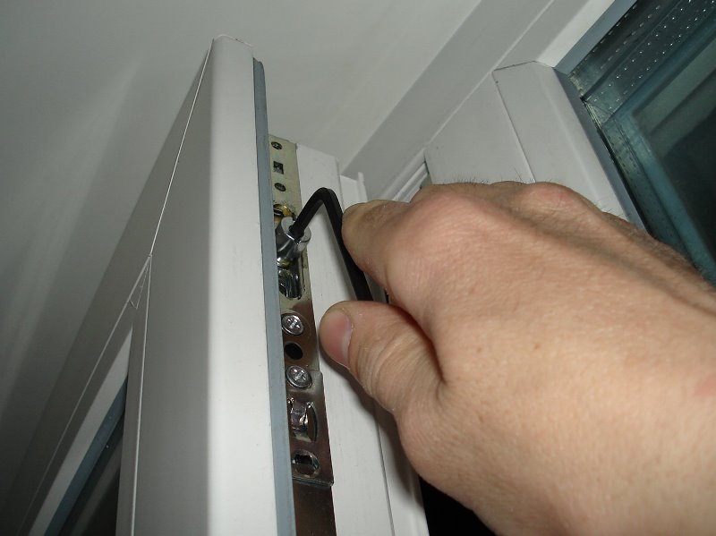 Регулировка пластиковой двери.