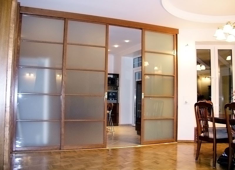 Монтаж раздвижных межкомнатных стеклянных перегородок своими руками