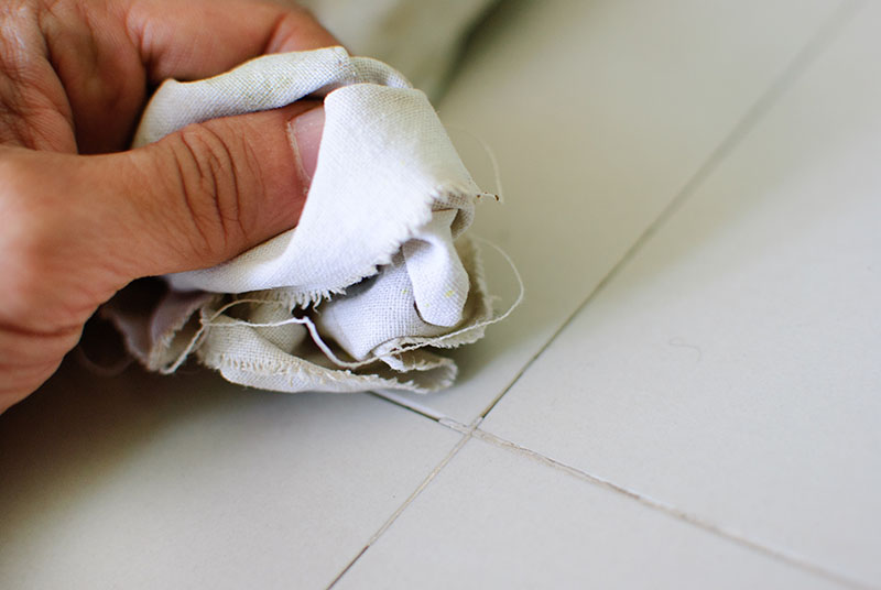 Завершающее вытирание влаги с плитки исключит образование потеков или мыльных разводов