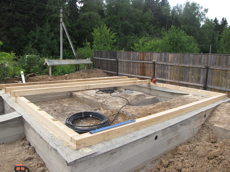 На свежий фундамент укладывают лёгкие конструкции