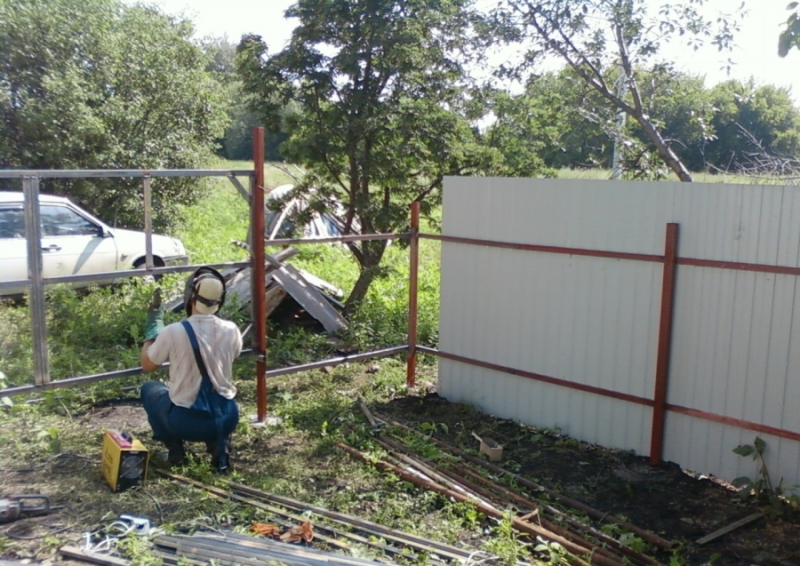 Монтаж профлиста на забор