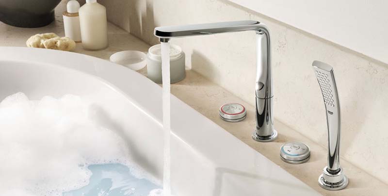 Пример смесителя расположенного на бортике ванной