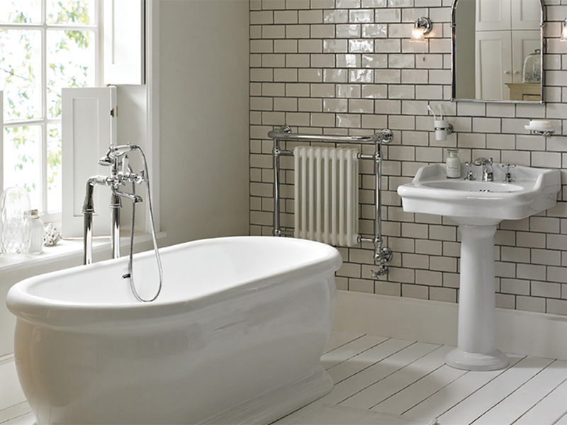 Отдельно стоящая ванна со смесителем на стойке