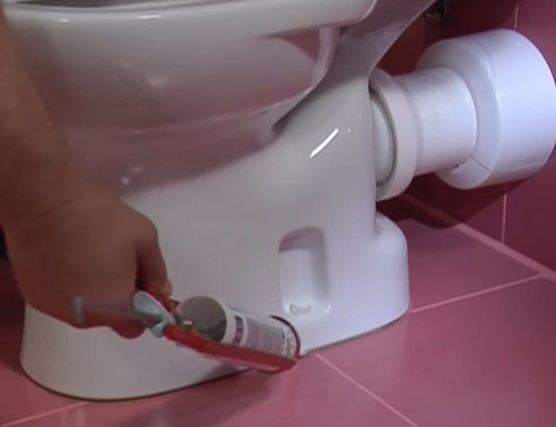 Обработка подошвы унитаза силиконом