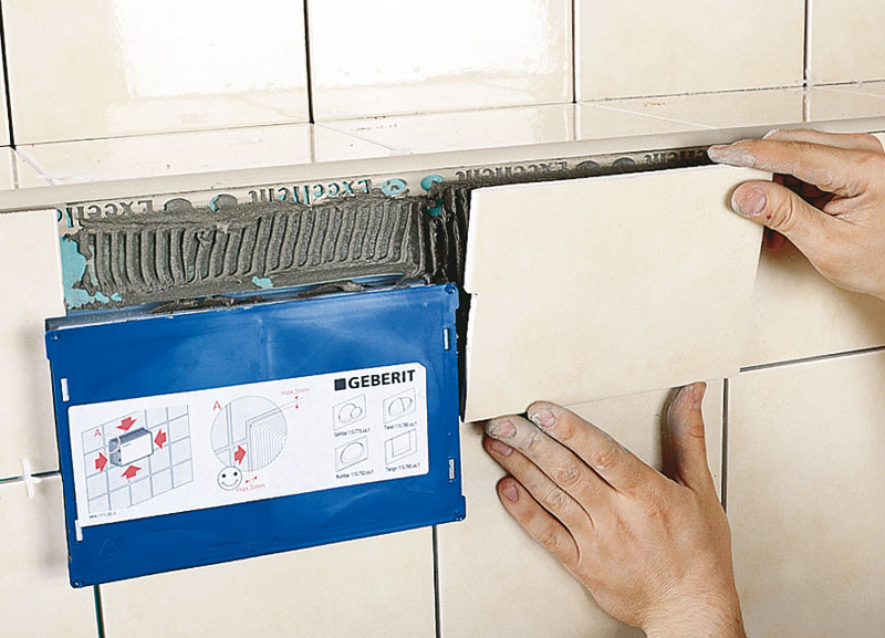 Завершается облицовка вмонтированной инсталляции