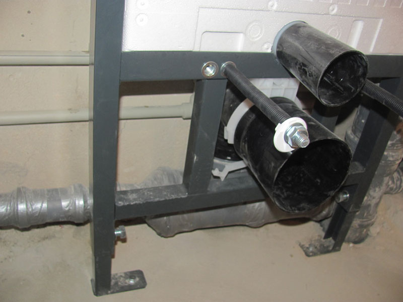 Подвод канализации к сливному бачку