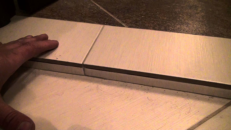 Аккуратный порог поможет избежать сквозняков под дверью