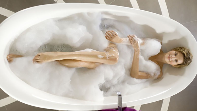 Акриловая ванна от авторитетного производителя при установке в соответствии с его инструкциями будет жесткой, не будет быстро терять внешний вид, не будет скрипеть и обеспечит бесперебойную работу. Если, однако, ванна установлена ​​неправильно, все может произойти.