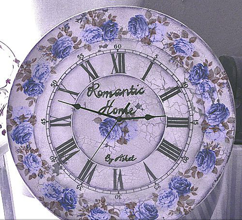 «Витражные» часы с большими цифрами и цветочными узорами