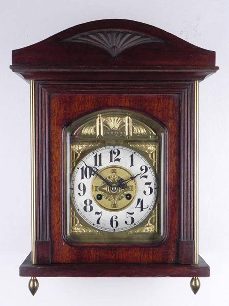 Часы из массива красного дерева отлично сочетаются с металлическим циферблатом