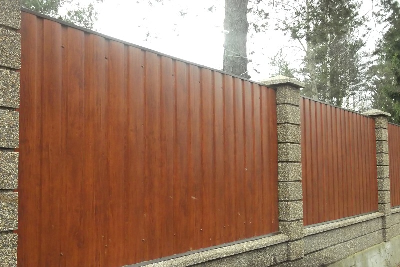 Забор из профлиста под дерево