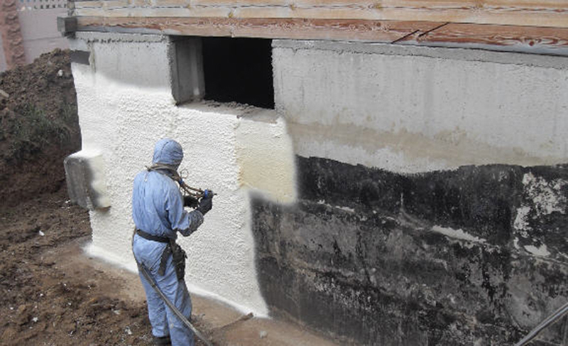 Нанесенный на окопанный фундамент влагоизолирующий слой