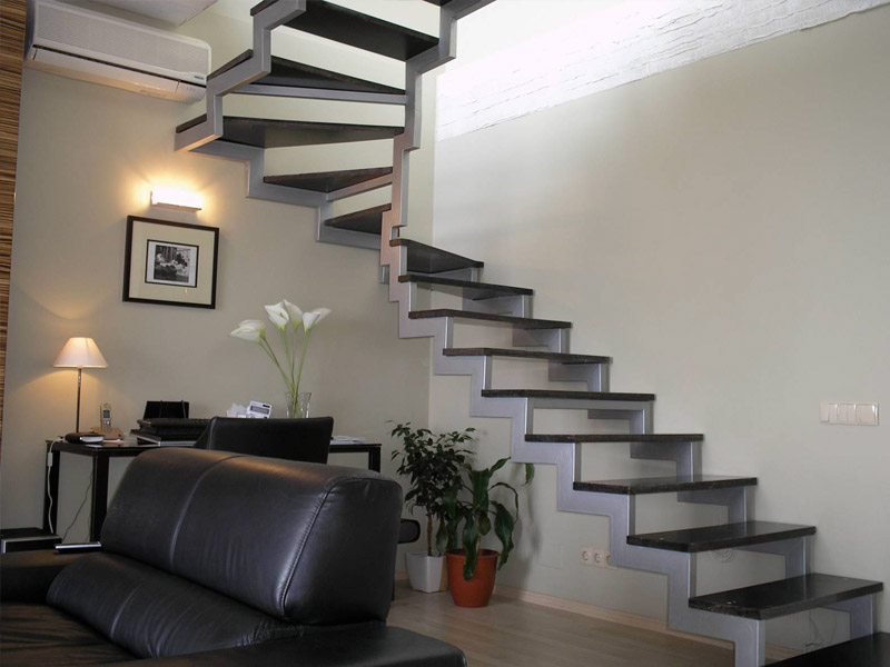 Металлическая поворотная лестница