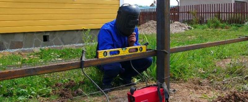 Установка забора из труб