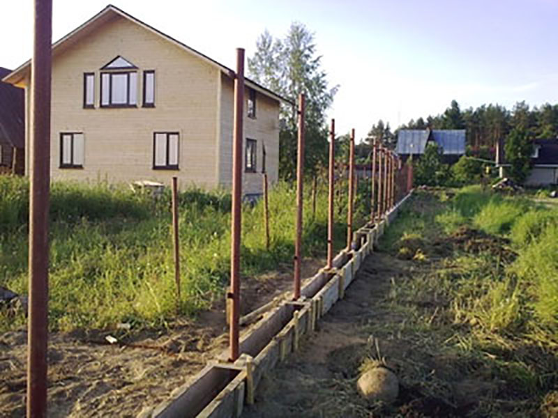 Фундамент для секционного сварного забора