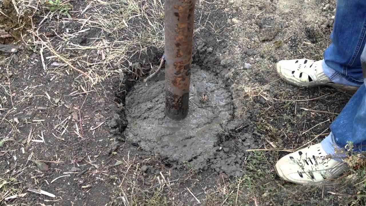 Частичная заливка столбов для забора