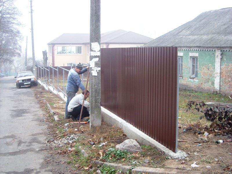 Фундамент для забора из профнастила